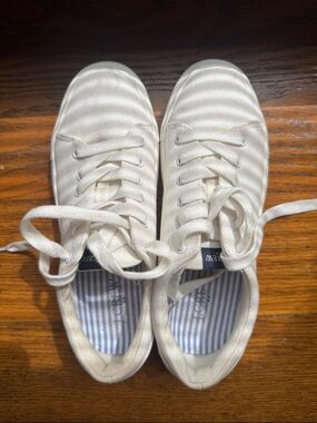 J Crew White Canvas Lace-Up Shoes - Casual Everyday Sneakers. Size 6
